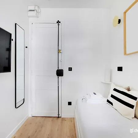 A Cocoon Just A Stone's Throw From The Arc De Triomphe Paryż