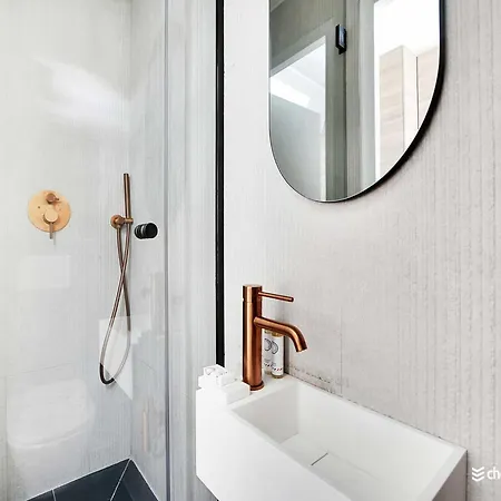 A Cocoon Just A Stone's Throw From The Arc De Triomphe * Paryż