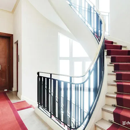 A Cocoon Just A Stone's Throw From The Arc De Triomphe *