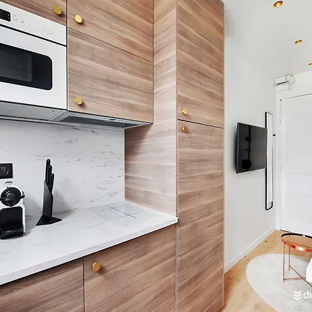 A Cocoon Just A Stone's Throw From The Arc De Triomphe Paryż