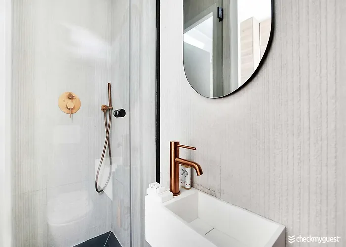 A Cocoon Just A Stone's Throw From The Arc De Triomphe * باريس